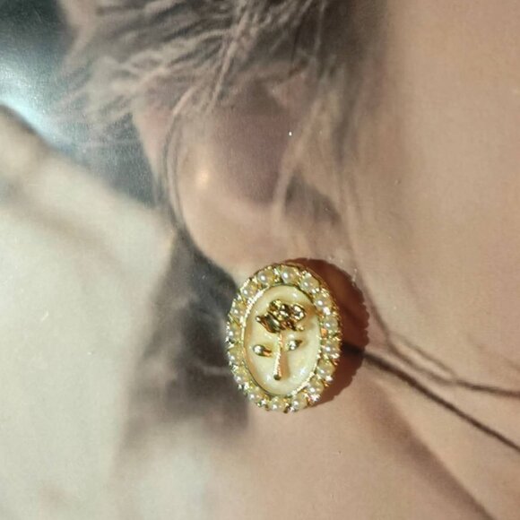 White Rose Earrings - Picture 1 of 1